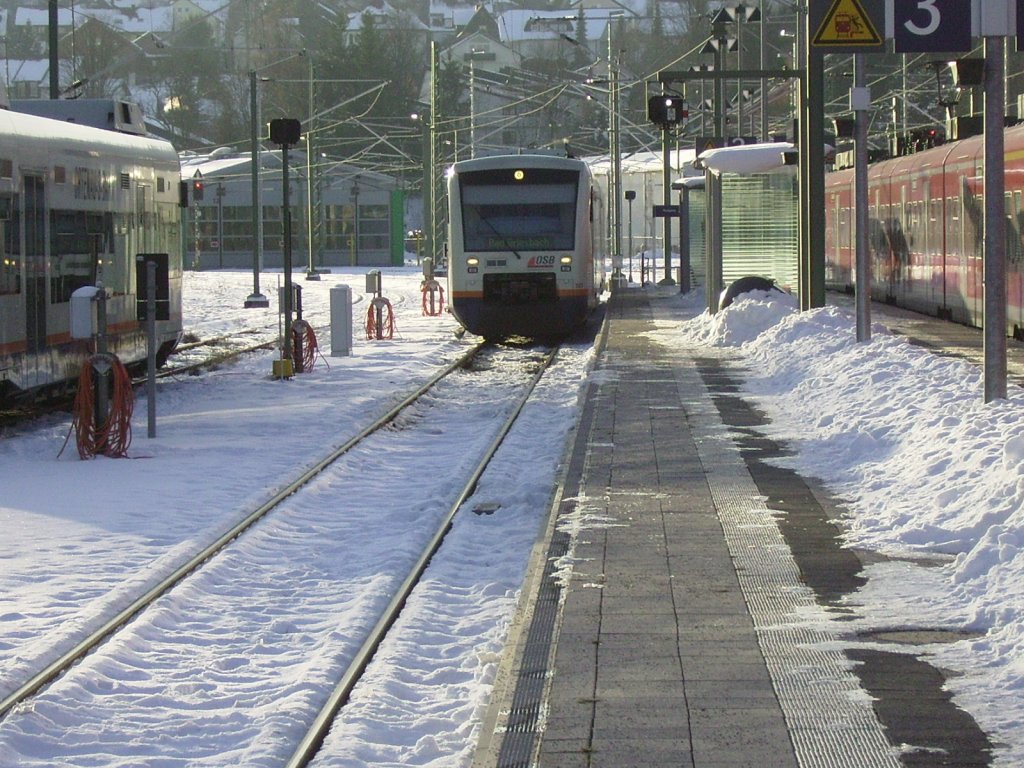 OSB Triebwagen bei der Einfahrt in den Freudenstdter Hauptbahnhof.