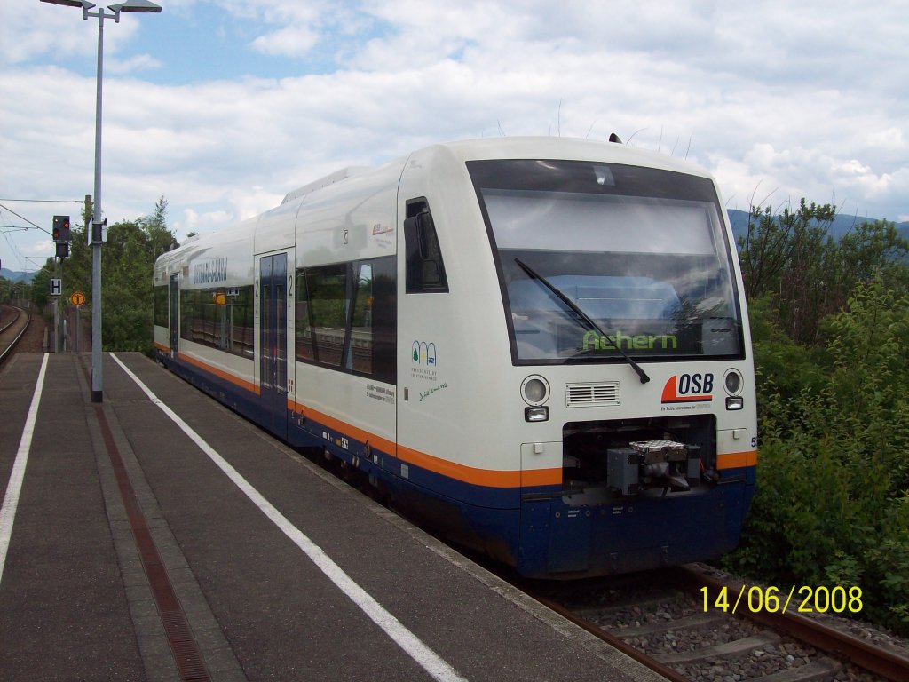 OSB VT 530 ist am 14.06.08 auf der Achertalbahn im Einsatz.Hier steht er im Bahnhof Achern auf Gleis 10 und wartet auf die Rckfahrt nach Ottenhfen