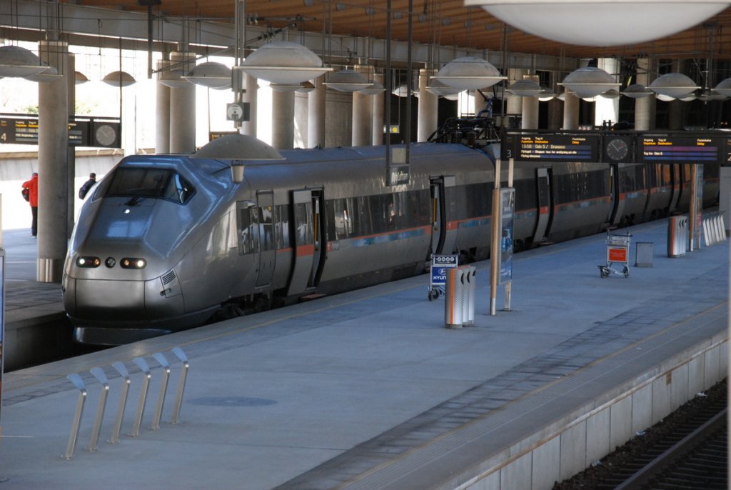 Oslo Gardemoen Flughafenstationshalle am 13.04.2012: Ein Triebzug der Baureihe BM71 - Flytoget - abfahrbereit mit Ziel Oslo Hauptbahnhof.