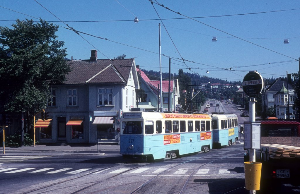 Oslo OS SL 11 (Grossraumtriebwagen 227) Storo am 15. August 1973.
