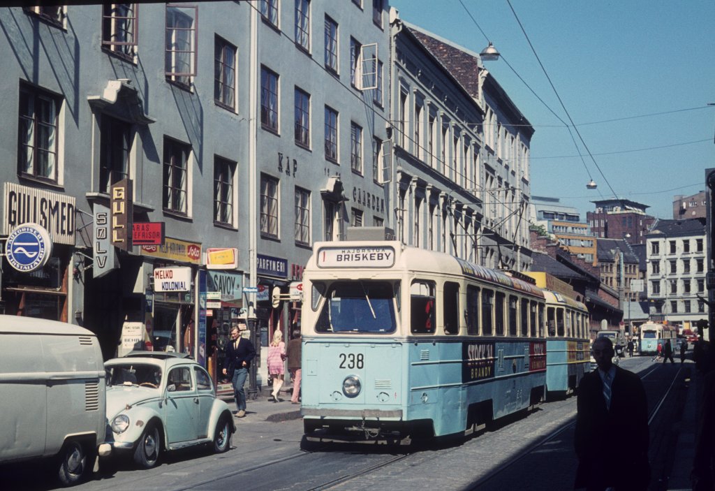 Oslo Oslo Sporveier SL 1 (Høka-Tw 238) Dronningens Gate am 7. Mai 1971. - Scan eines Diapositivs. Kamera: Minolta SRT-101.