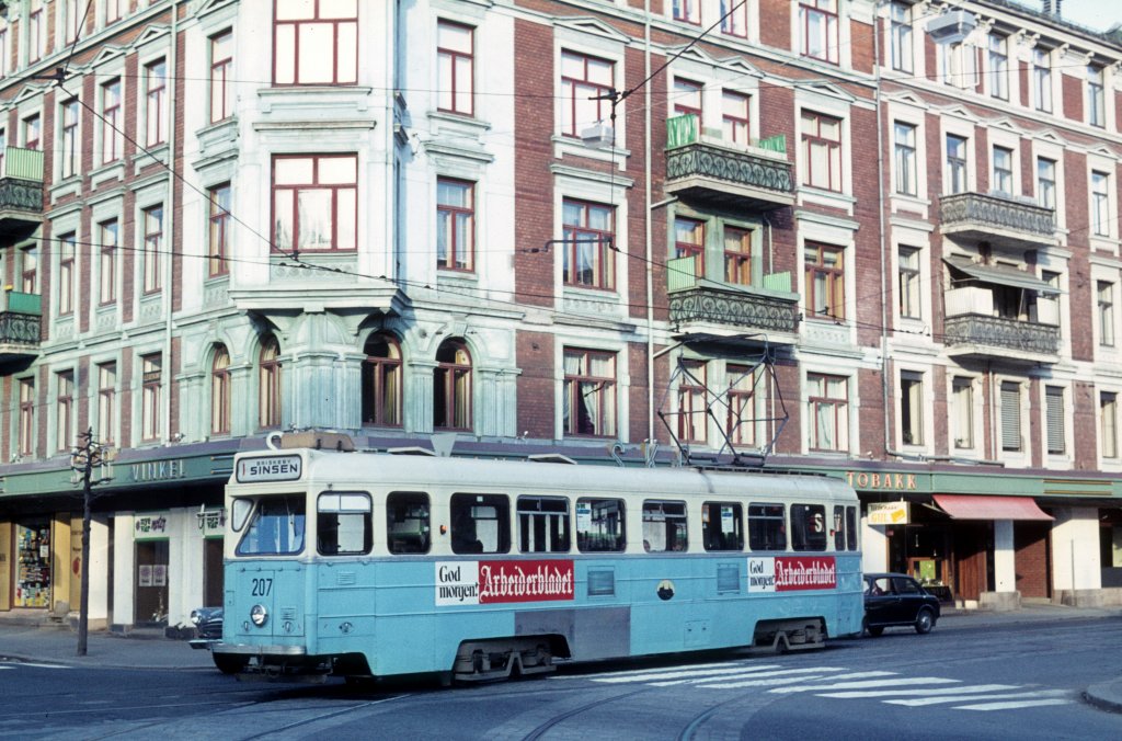 Oslo Oslo Sporveier SL 1 (Høka-Tw 207) Majorstuen am 7. Mai 1971. - Scan eines Diapositivs. Kamera: Minolta SRT-101.