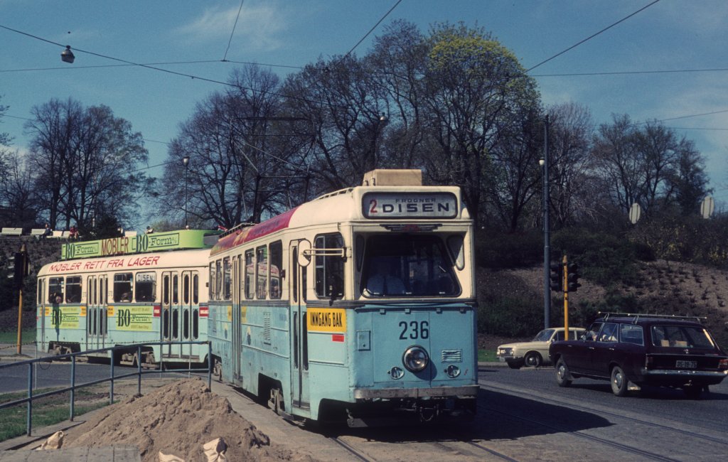 Oslo Oslo Sporveier SL 2 (Høka-Tw 236) Nationaltheatret / Slottsparken am 7. Mai 1971. - Scan eines Diapositivs.