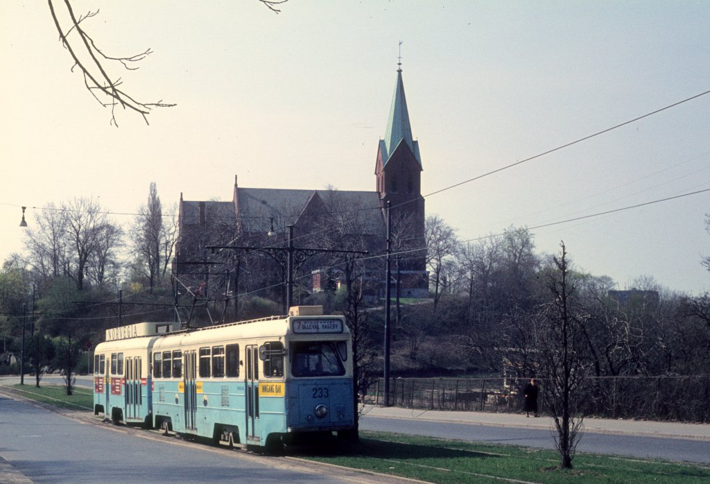 Oslo Oslo Sporveier SL 7 (Tw 233) Ullevlsveien am 8. Mai 1971. - Auf dem Hgel steht die Kirche in Ullevl, Vestre Aker kirke.