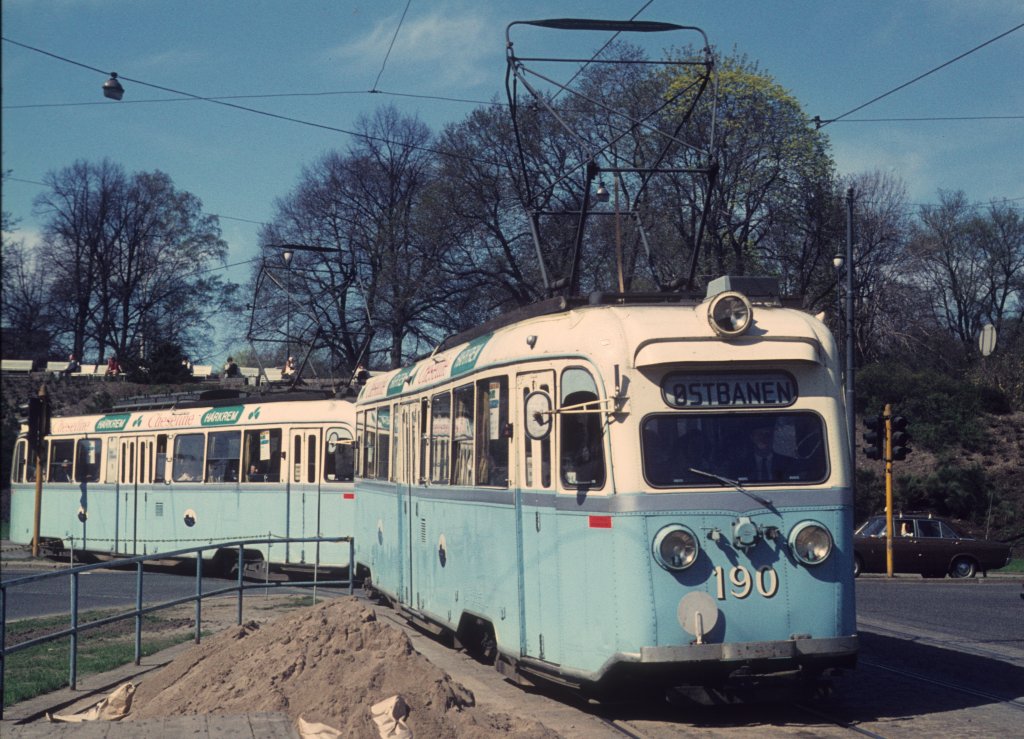 Oslo Oslo Sporveier SL 9 (Tw 190) Nationaltheatret / Slottsparken am 7. Mai 1971. - Scan eines Diapositivs. Kamera: Minolta SRT-101.