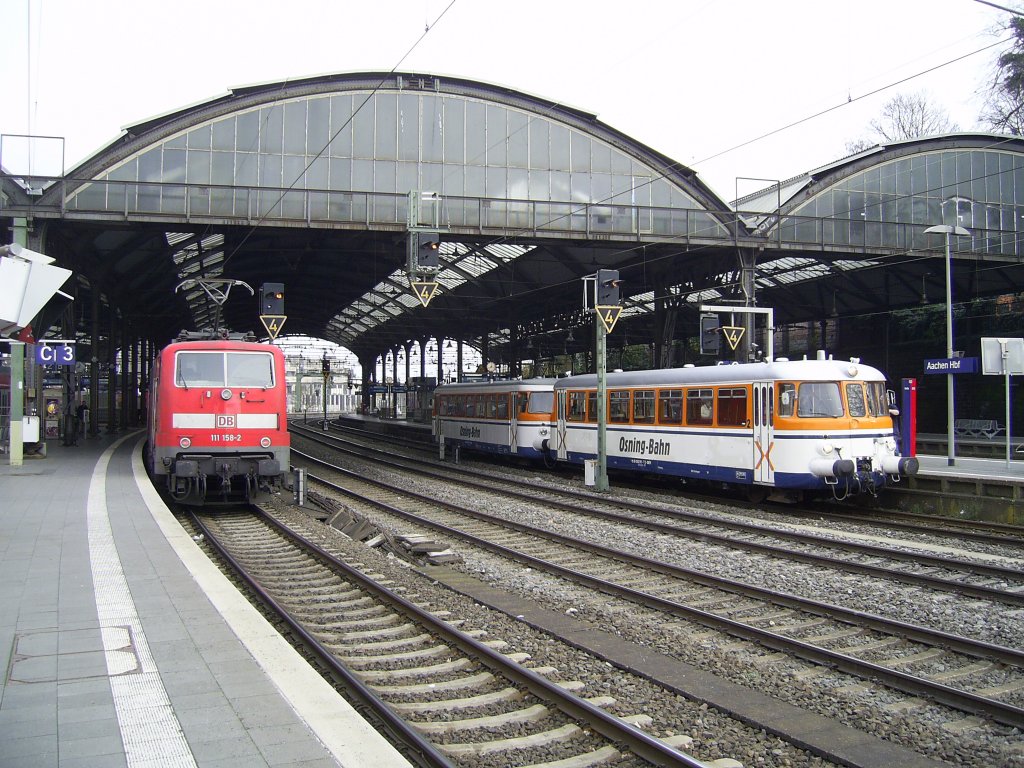 Osning-Bahn VT 302 051 (vonre) + 027 (hinten) mit einem Sonderzug am 30.11.12 aus Bielefeld im Aachener Hbf sowie 111 158-2 die mit n-Wagen Lr aus KAW kommt, zuvor hat sie einen Fuballzug ebenfalls aus Bielefeld.