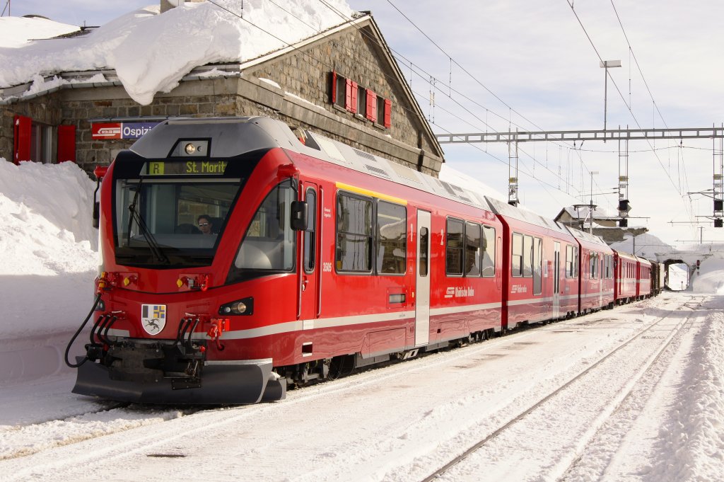 Ospizio Bernina. Aufenthalt der Regionalzuges von Tirano nach St.Moritz
