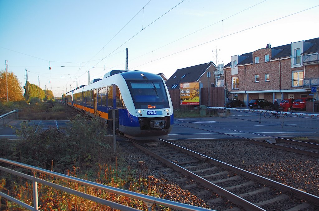 Osterath, Bahnbergang Meerbuscher Strae am 22.10.2011. Gerade kommt ein Doppel 648ziger der NWB als RE 10 nach Kleve in den Bahnhof herein gefahren.