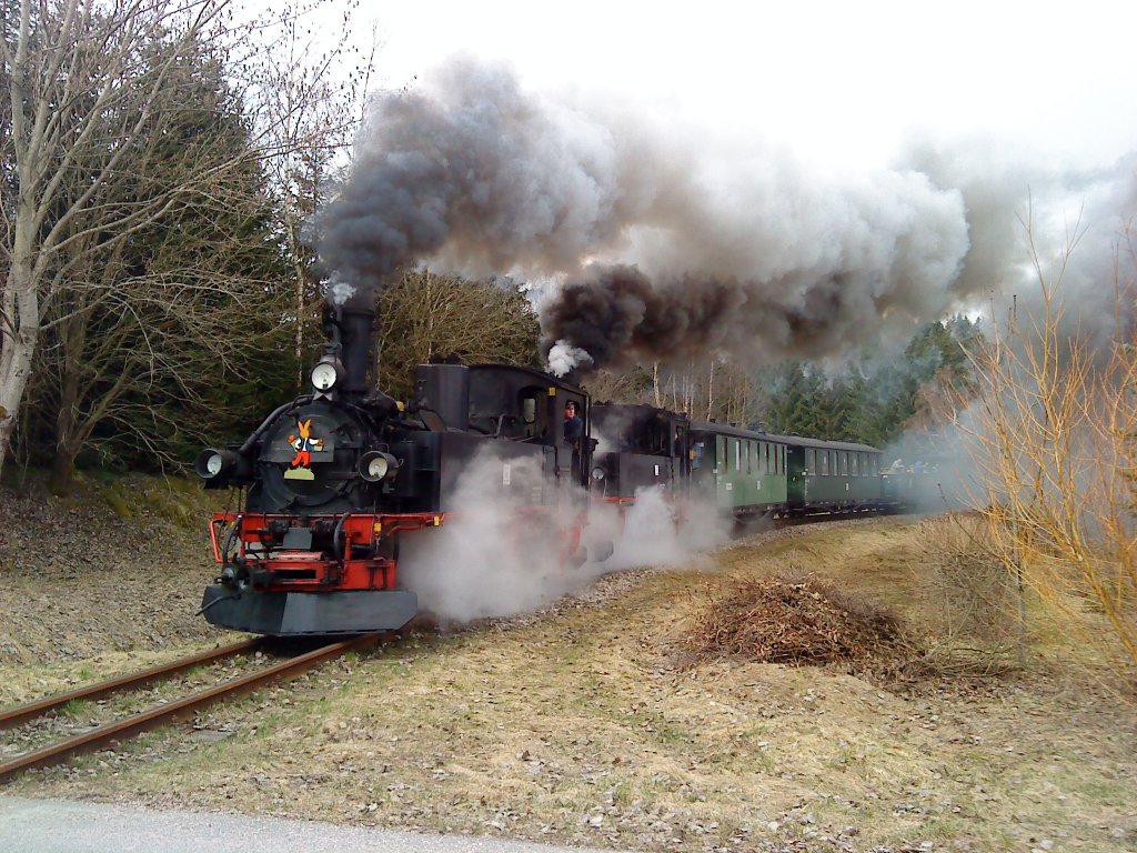 Osterdampf in Schnheide, am 04.04.10. Heute mit 99 516 und 99 582, hier au dem Weg von Neuheide nach Schnheide.