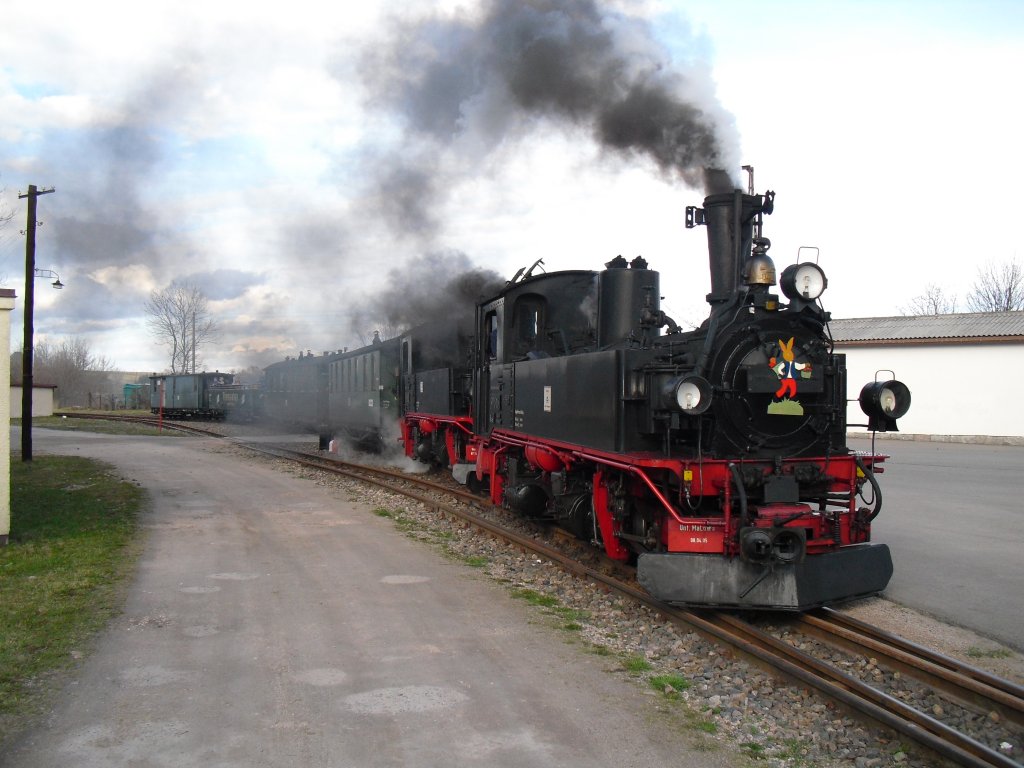 Osterdampf in Schnheide, am 04.04.10. Heute mit 99 516 und 99 582, hier beim halt in Neuheide.