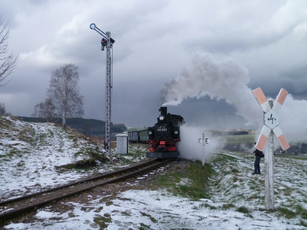 Osterdampf in Schnheide am 07.04.12 mit 99 582. Hier bei der Einfahrt in Schnheide.