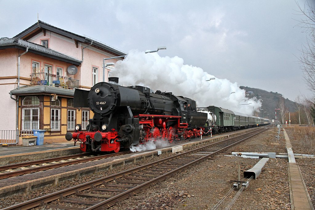 Osterfahrt der Eisenbahnfreunde Treysa mit der 52 4867 der Historischen Eisenbahn nach Westerburg am 31.03.2013  --  Mit Volldampf ging es am Vormittag durch den Bahnhof Stockhausen.  -- Weitere Fotos siehe auch auf http://www.schmalspuralbum.de/ und http://www.FGF-Fotoalbum.de/