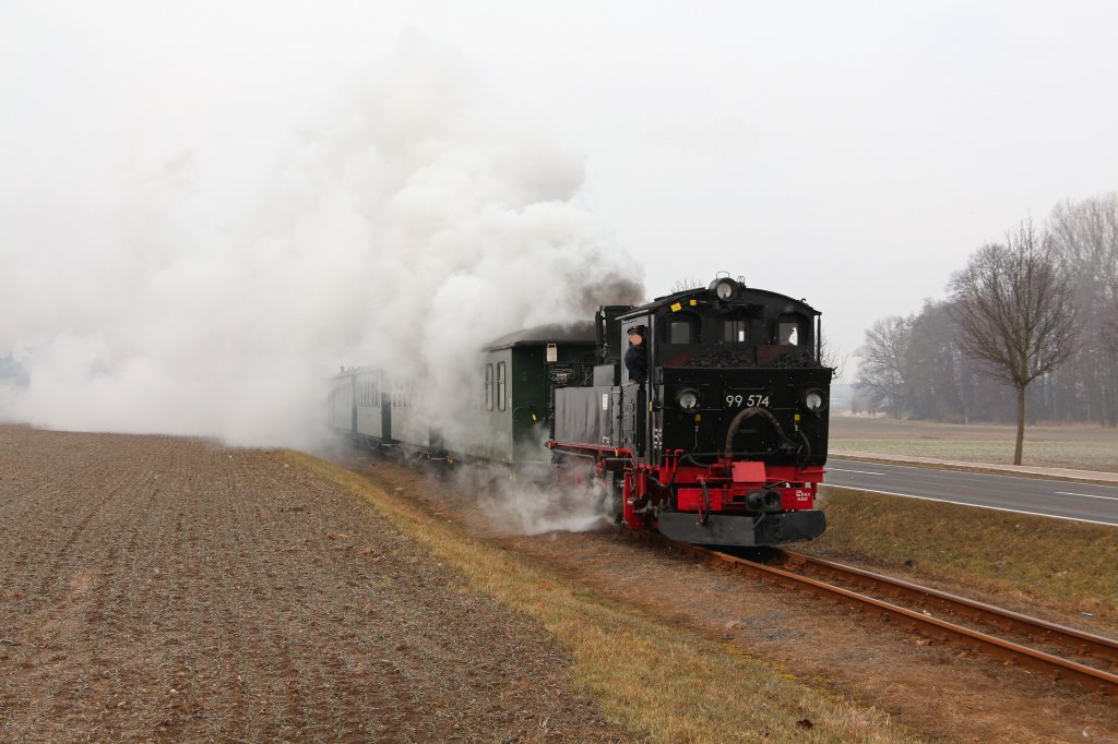 Osterfahrten 2013: 99 574 der Dllnitzbahn schnauft mit viel Dampf am 31.03.13 in den Hp Schweta-Bahnhof hinein. An der Schaku hat sie den ersten Zug des Tages (DBG 261).