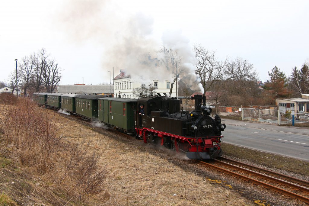 Osterfahrten 2013: Auch am 01.04.13 gab es Dampfz�ge beim Wilden Robert. Hier verl�sst 99 574 mit DBG 12204 den Oschatzer Bahnhof auf dem Drei-Schienen-Gleis in Richtung M�geln.