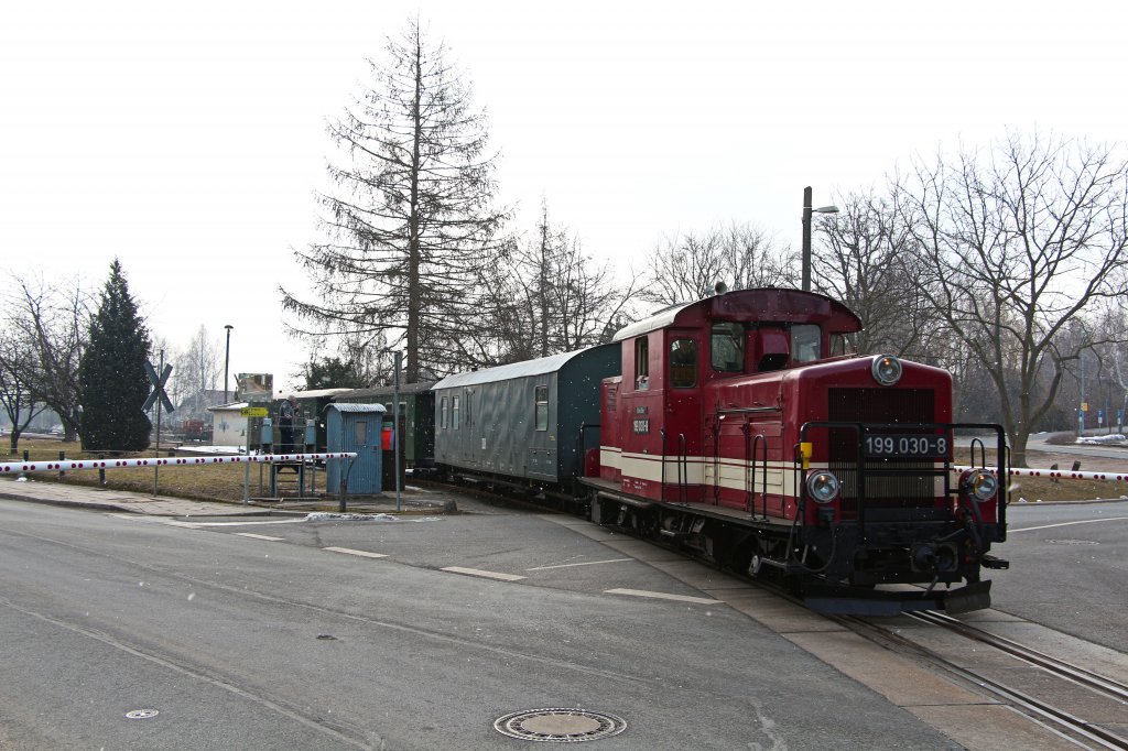 Osterfahrten 2013: Aufgrund eines Stangenbruchs der I K aus dem Pressnitztal wurde kurzer Hand 199 030-8 als Ersatz fr die Zge zwischen Mgeln und Glossen genutzt. Hier verlsst die ehemalige sterreicherin mit DBG 12200 am 31.03.13 den Bahnhof Mgeln.
