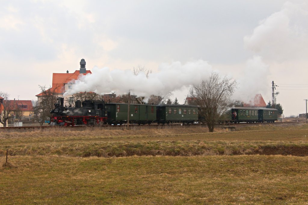 Osterfahrten 2013: Mit ihrem DBG 262 rollt 99 574 am 31.03.13 zurck nach Mgeln. Hier konnte sie zwischen Schweta-Gasthaus und Schweta-Bahnhof festgehalten werden.