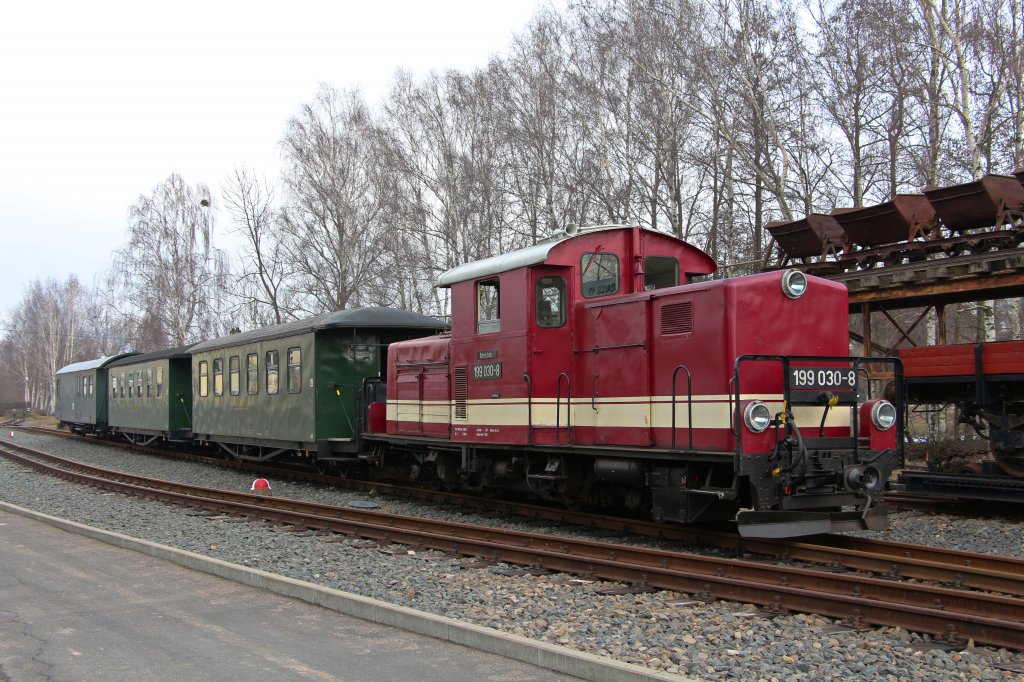Osterfahrten 2013: Nachdem die Lok in Glossen umsetzte steht 199 030-8 nun mit DBG 12201 am 31.03.13 abfahrbereit nach Mgeln da.