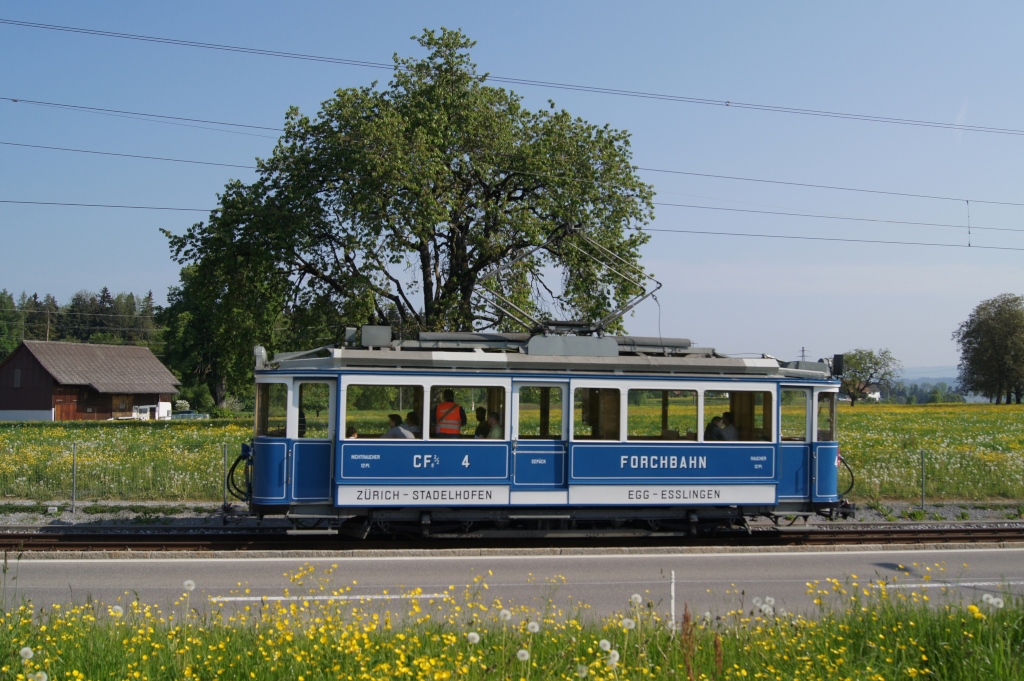 Osterhasenfahrt 2011 mit dem CFe 2/2 4. Wie jedes Jahr fuhr der historische Triebwagen am 25.4.11 zur Saisonerffnung des Trammuseums Zrich., aufgenommen bei emmat.