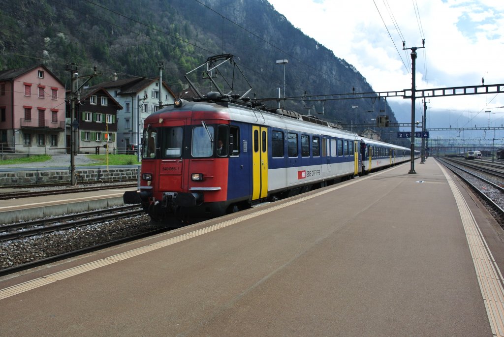 Ostern 2012: Der Entlastungspendel bestehend aus einem Doppel RBe-Pendel: RBe 540 055, B EWI NPZ, A EWI NPZ, 2 B EWI NPZ, A EWI NPZ, B EWI NPZ und RBe 540 058, bei Durchfahrt in Erstfeld. Im Bild verkehrt der Zug leer z�ruck von G�schenen nach Z�rich. 06.04.2012.