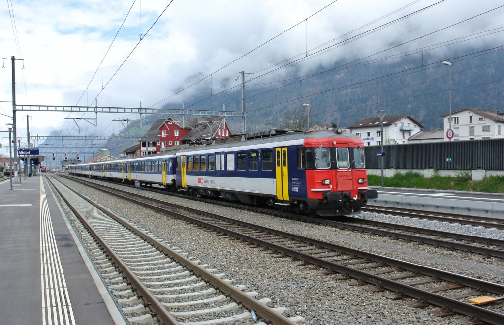 Ostern 2012: Entlastungszug 30267 bei Durchfahrt in Altdorf. Der Zug bestand aus einem Doppel RBe Pendel: RBe 540 058, B EWI NPZ, A EWI NPZ, 2 B EWI NPZ, A EWI NPZ, B EWI NPZ und RBe 540 055, 06.04.2012.