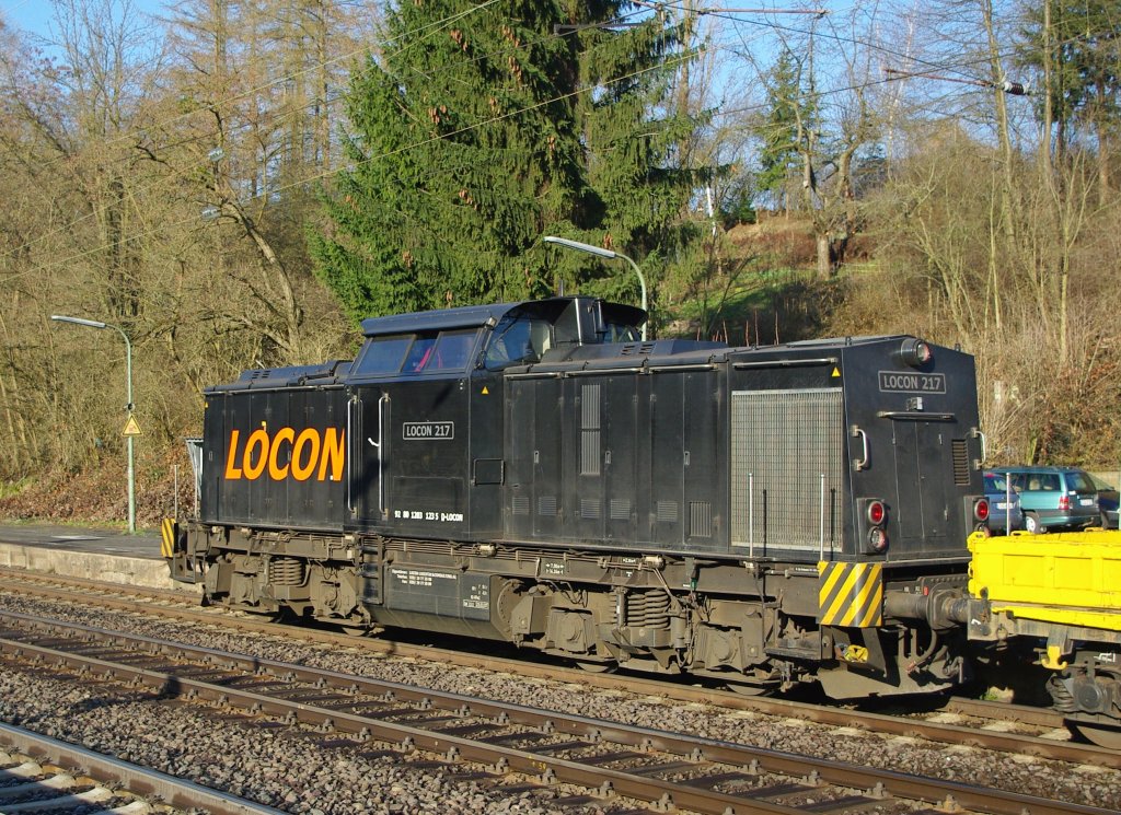 Osterzeit war Baustellenzeit auf der Strecke zwischen Gttingen und Frankfurt (M). Hier sehen wir Locon 217 (203 123-5) als Zuglok eines Flachwagen-Bauzugs von OnRail beim Signalhalt in Eichenberg. Aufgenommen am 02.04.2010.