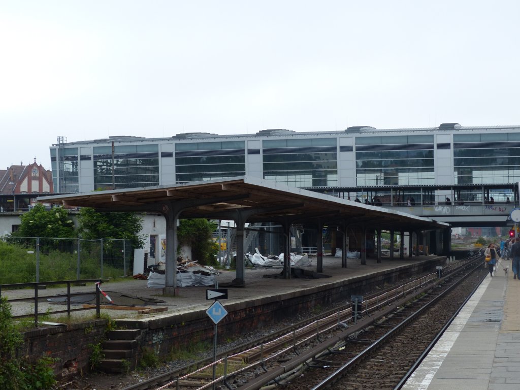 Ostkreuz: Der Bahnsteig, der früher für alle Linien mit Ausnahme der S3 genutzt wurde, wird später für die S-Bahnen in Richtung Innenstadt genutzt. Derzeit wird er vollständig abgerissen und später wieder neu aufgebaut. 1.6.2013