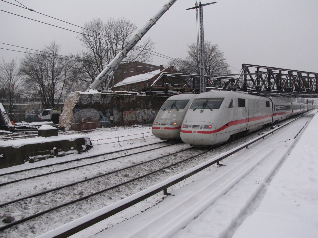 Ostkreuz Winter 2010 , es laufen die Brckenabrissarbeiten unter vollem Betrieb, hier treffen sich zwei ICE `s von und nach Berlin Ostbahnhof