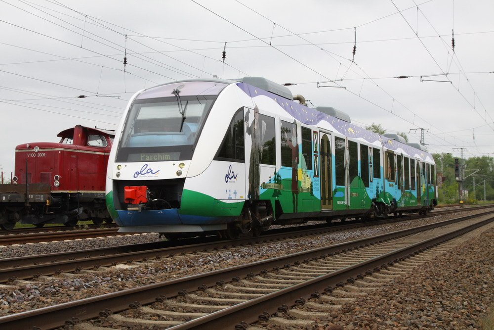 Ostseelandverkehr von Schwerin nach Parchim f�hrt mit dem M�rchenzug durch G�rries. 04.06.2010