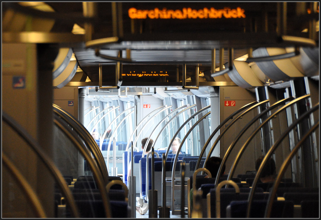 Out of the dark - into the light - 

Im Münchener U-Bahnnetz eher selten: Übergang zu oberirdischen Strecken. Hier fährt ein Zug vom Typ C vom kurz vor der Station Garching-Hochbrück aus dem Tunnel ins Helle. Während der hintere Zugteil sich noch im Dunkeln des Tunnels befindet, strömt weiter vorne das Tageslicht in die Wagen. 

17.06.2012 (J)