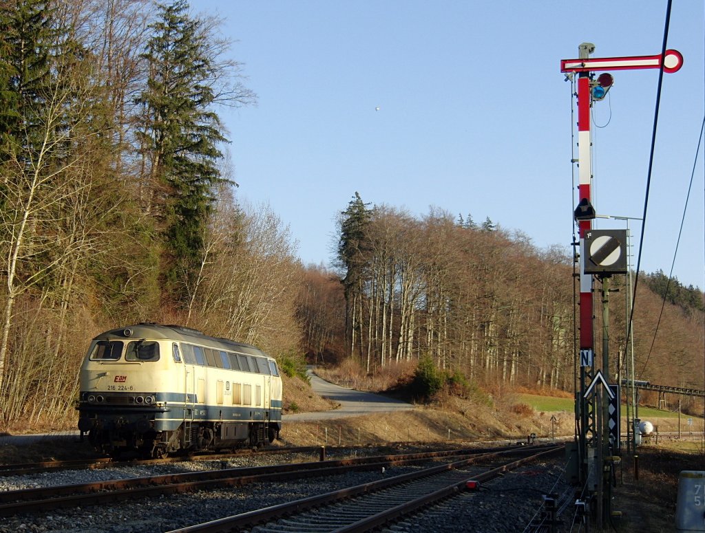 Ozeanblau/beige 216er (|). 216 224-6 der EBM Cargo am 14.03.2012 in Roberg.