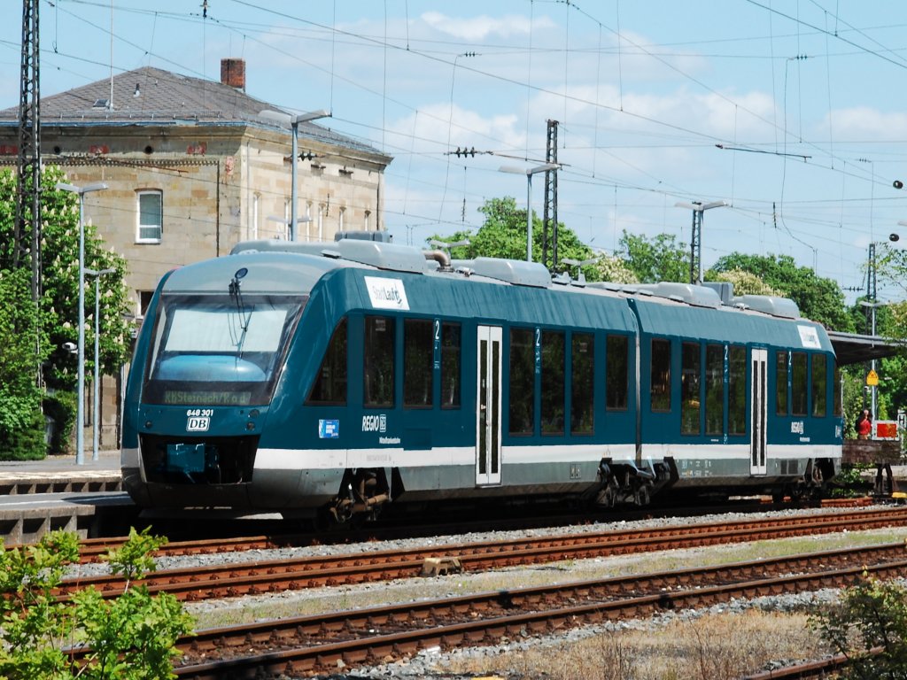 Ozeanblauer LINT-Triebwagen steht am Bahnhof Neustadt (Aisch) bereit - leider nur nachcoloriert.