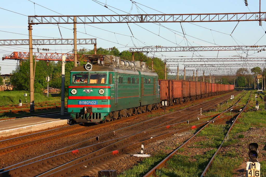 Ozhenin: EL80 102 zieht einen langen Zug Richtung Sden  - 09/05/2013