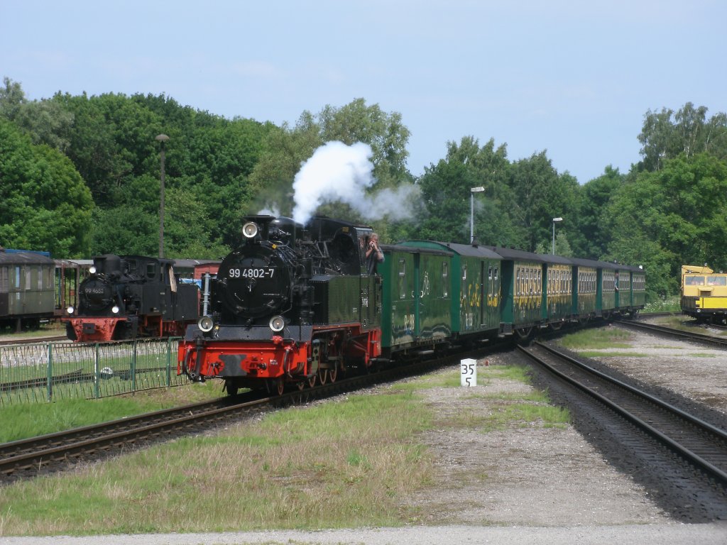 P 104 aus Ghren,gezogen von 99 4802,hatte am 21.Juni 2011,Einfahrt in Putbus.Nachdem sich 251 901 am Schlu des Zuges gesetzt hatte,ging es weiter nach Lauterbach Mole.
