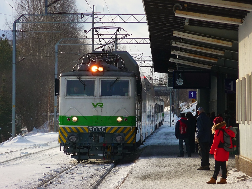 P 815 nach Oulu bei der Einfahrt auf Gleis 1 in Kuopio, Finnland, 08.3.13 