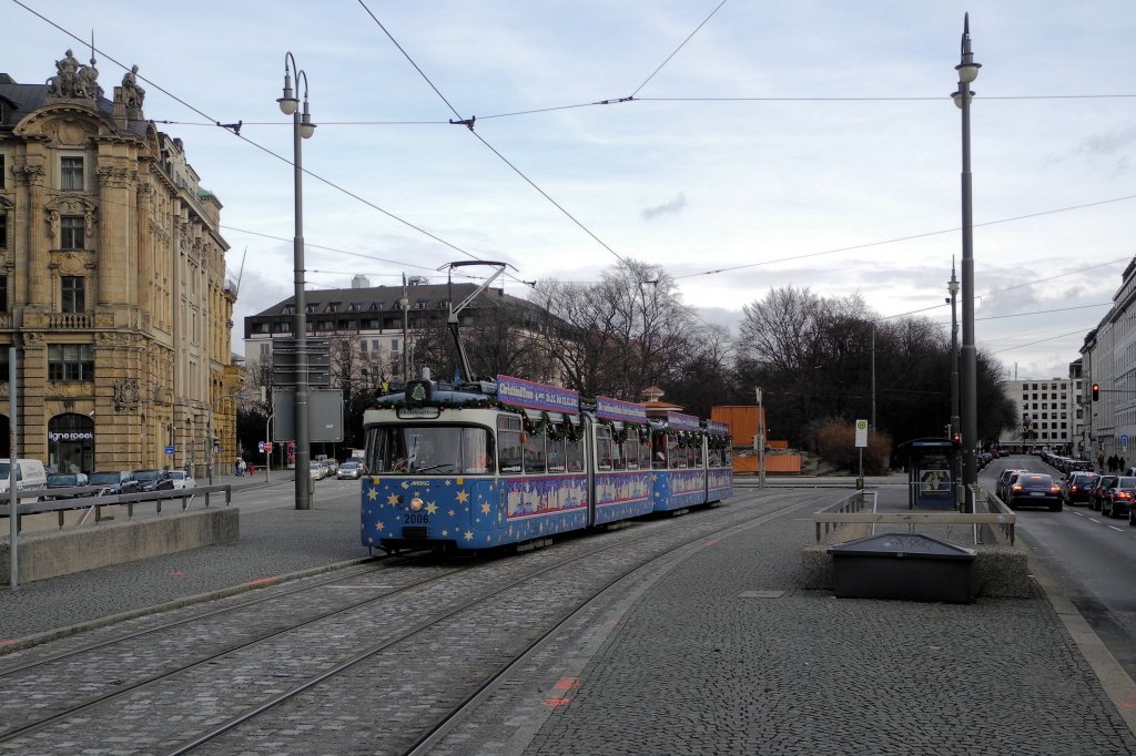P-Wagen 2006 war 2011 als Christkindltram am 18.12.11 am Lenbachplatz eingesetzt