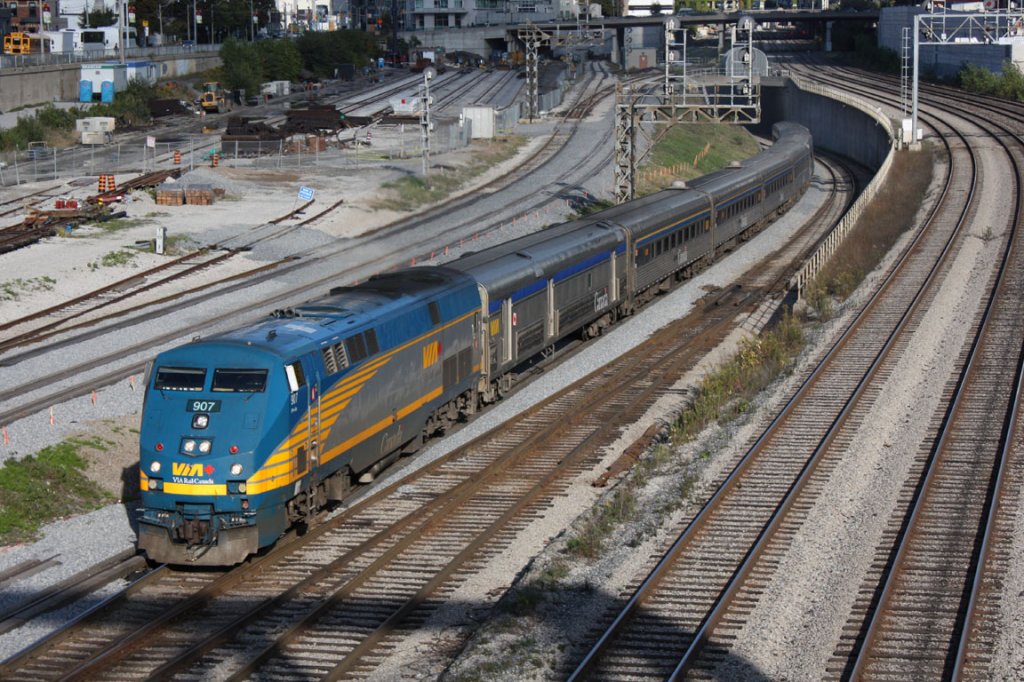 P42DC 907 mit einem Reisezug nach Windsor. Toronto 10.10.2009