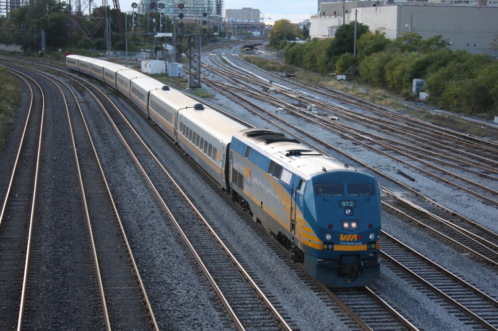 P42DC 912 kommt mit einem Schnellzug von Niagara Falls in Toronto an. 10.10.2009
