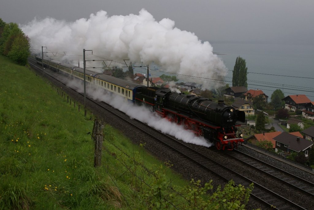 Pacific 01 202 dampfte am 15.5.10 von Thun Richtung Spiez, unterwegs zum Dampffest „Interlaken macht Dampf“. Sie hatte einen BLS-Zug mit Steuerwagen am Hacken, da die Lok in Interlaken nicht gewendet werden konnte. Das Bild entstand in Einigen.
