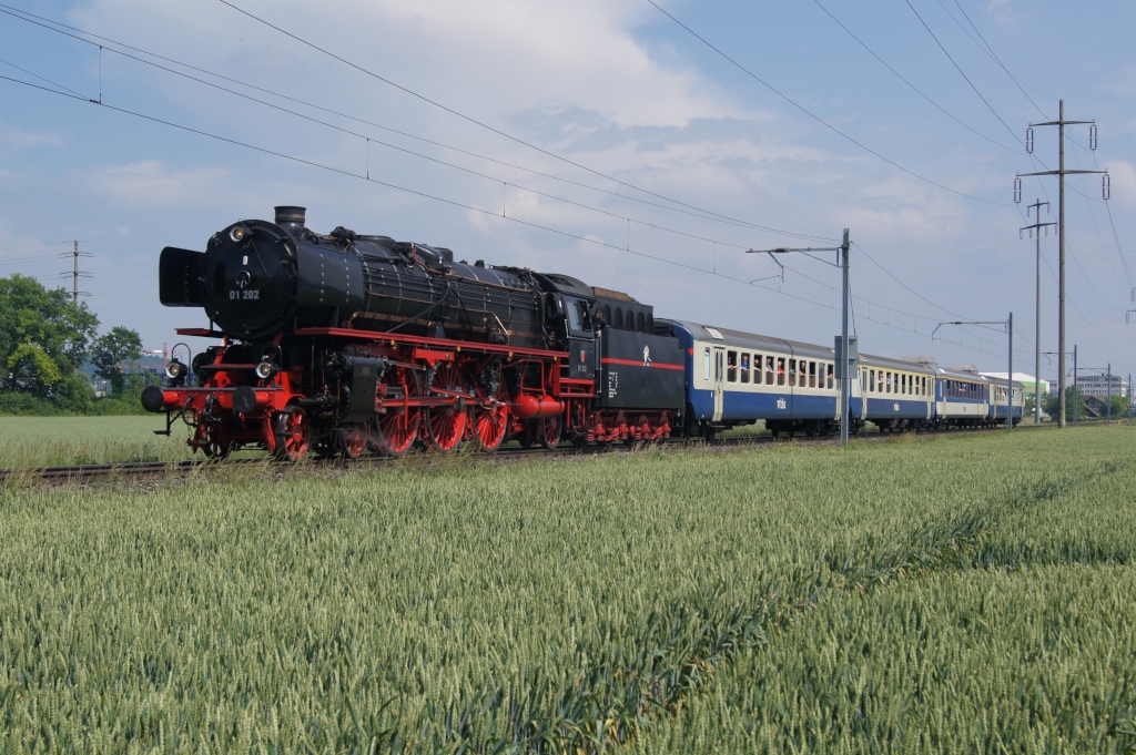 Pacific 01 202 rollt am 4.6.11 von Regensdorf Richtung Buchs-Dllikon.