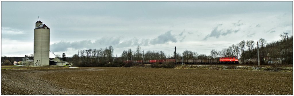 Panorama-Aufnahme aus zwei 46mm-Bildern der 1040 013-2 des Club1018 mit der Nostalgie-Rbe 59111 beim Einfahrvorsignal Absdorf-Hippersdorf am 11.1.2013