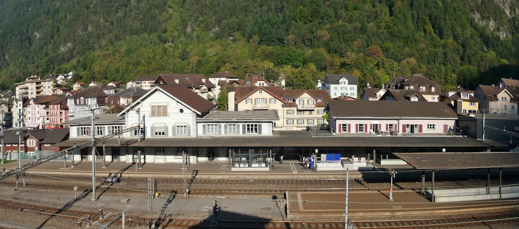 Panorama-Aufnahme des Bahnhofsgebudes Erstfeld, rechts werfen schon die Berge ihren Schatten auf den Anbau (1.10.2011) 