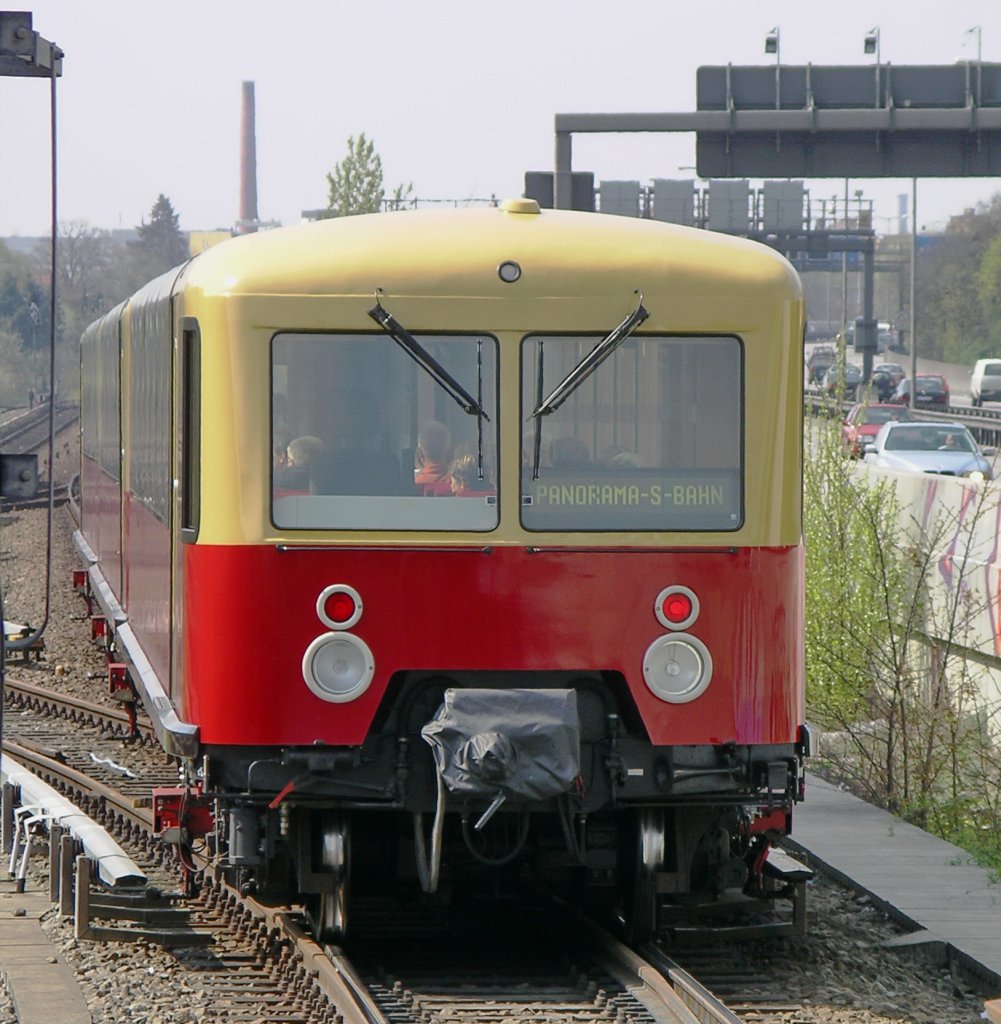 Panorama S-Bahn 488 001 unterwegs auf dem S-Bahn-Ring.
17.04.2004 Berlin-Ostkreuz (oben)