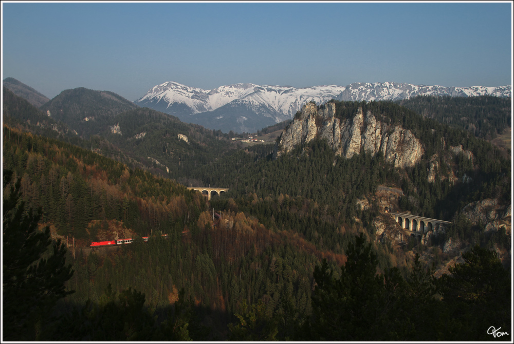 Panorama der Semmeringbahn - Eine 1116 zieht den IC 553 bergwrts in Richtung Semmering. Dahinter links das Kalte Rinne Viadukt und rechts davon das Krausel Klause Viadukt.
Breitenstein 24.3.2012