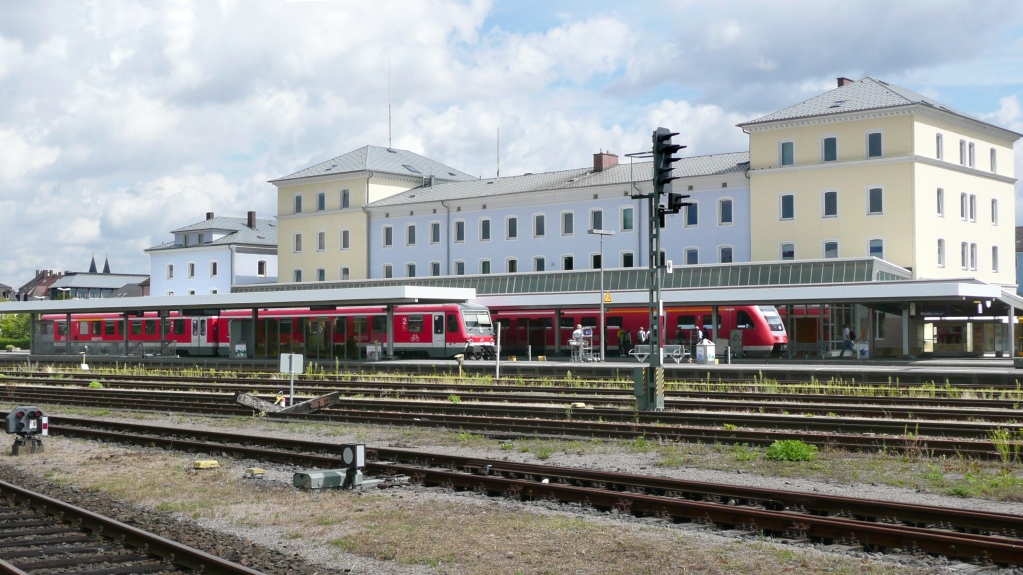 Panoramablick ber die leeren Gtergleise nach Osten auf den Bahnhof Weiden. (18.8.08) 