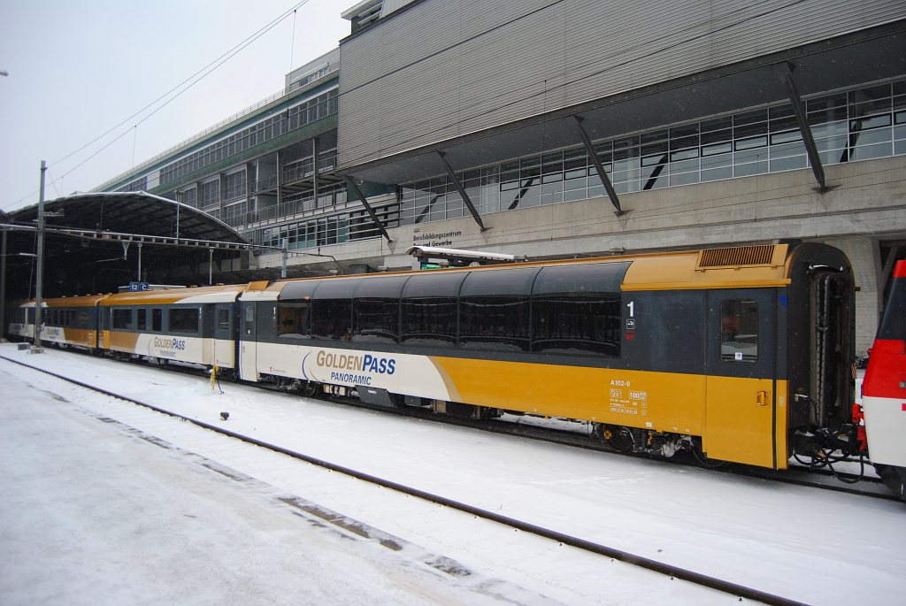 Panoramawagen A 102-0 des Golden Pass Panoramic im Bahnhof Luzern. (05.01.2012)