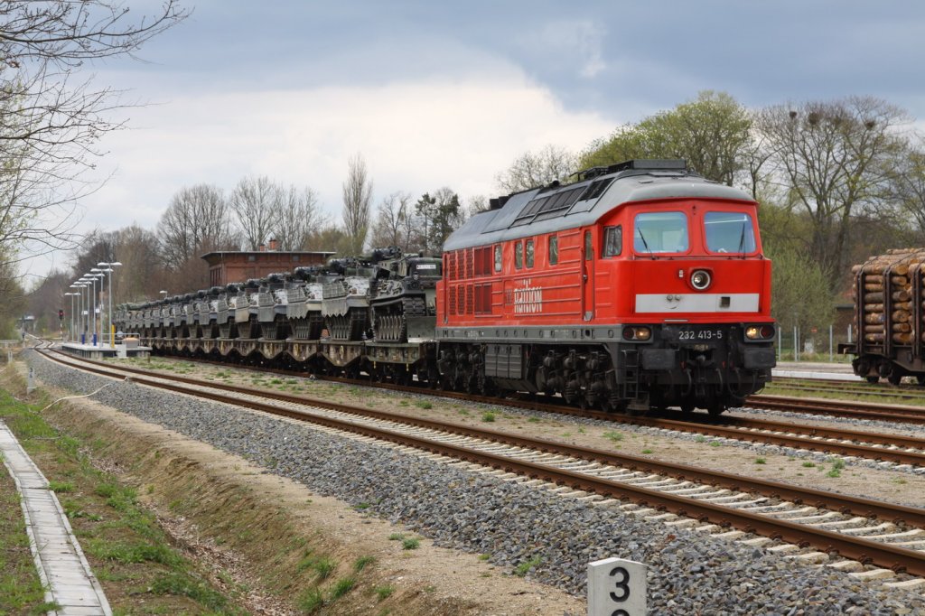 Panzerzug mit 232 412 in Hagenow. 13.04.2012