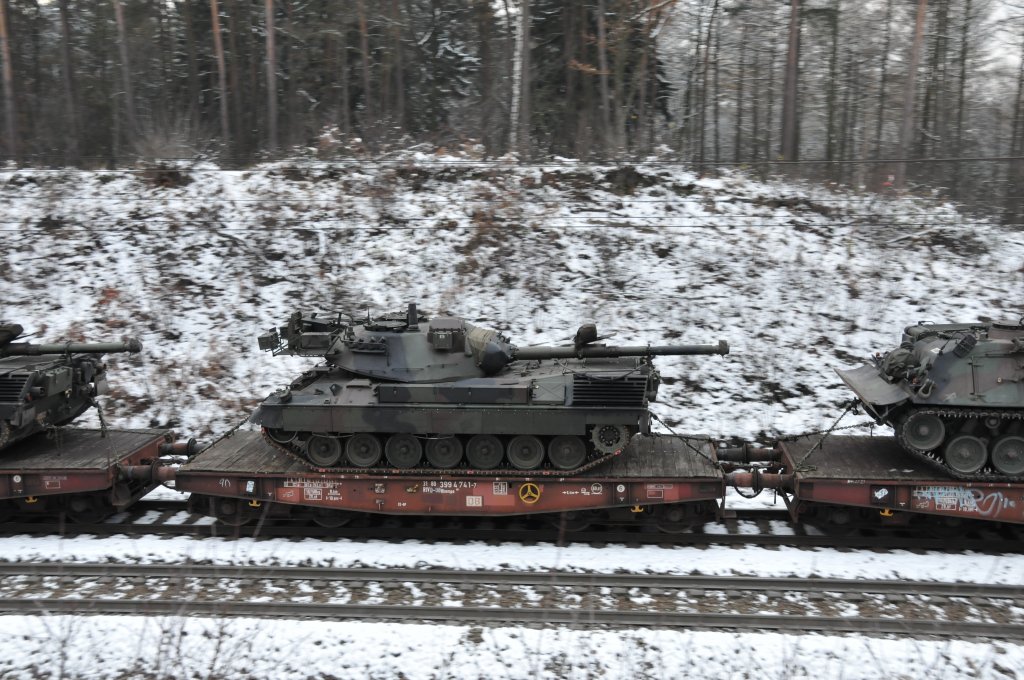 Panzerzug im Wald bei Moresnet-Chapelle auf dem Weg nach Aachen-West. Aufgenommen am 28/11/2010.