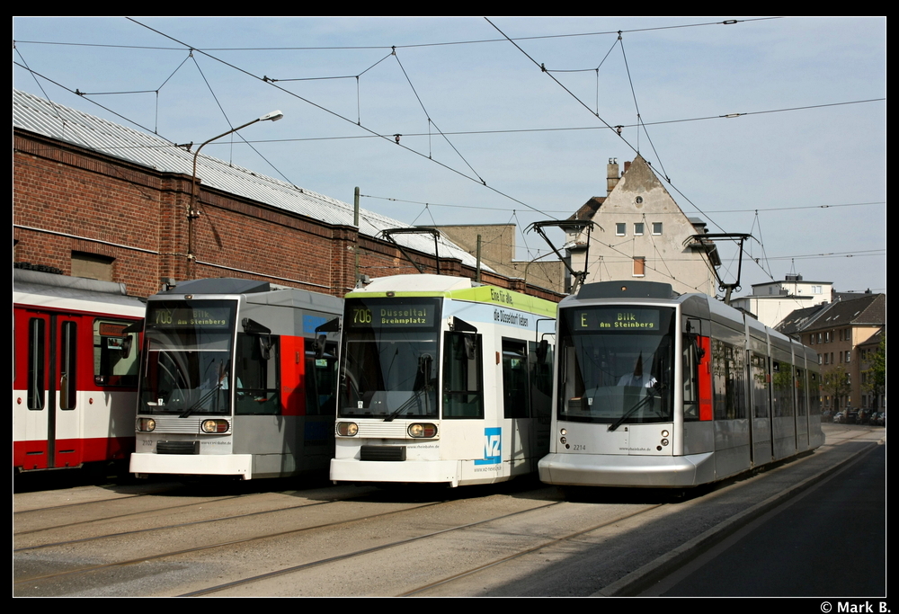Parade dreier Niederflurwagen der Rheinbahn am Betriebshof Am Steinberg. Aufgenommen am 24.04.10