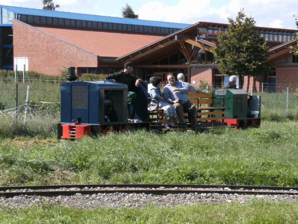 Parade der Feldbahnen im LWL-Ziegeleimuseum Lage (Lippe) am 05. Septembet 2010 - bermotorisierte Fuhre (oder waren die Passagiere zu schwer?)