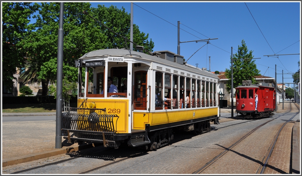 Parade historischer Strassenbahnfahrzeuge am Passeio Alegre in Porto am 15.05.2011. Im Bild Motorwagen 269 und 76.